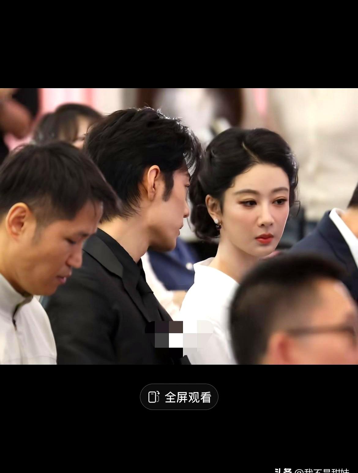 热搜直接冲天！在一场正式典礼上，杨紫与肖战被安排相邻，胡歌就在旁边。肖战俯