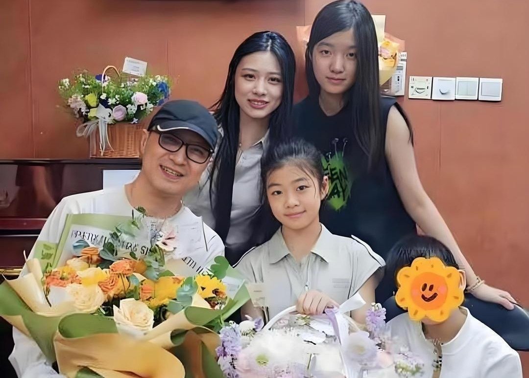 汪峰第一次把自己的娃晒全了！四个子女，幸福满满！他坐在最左边，大女儿小苹果站在C位，二女儿挨着大女儿