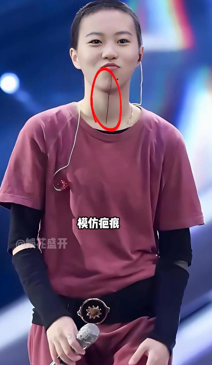 很多人都误会了窦靖童下巴那条线，那不是纹身，更不是为了耍酷。那是一道无声的守护