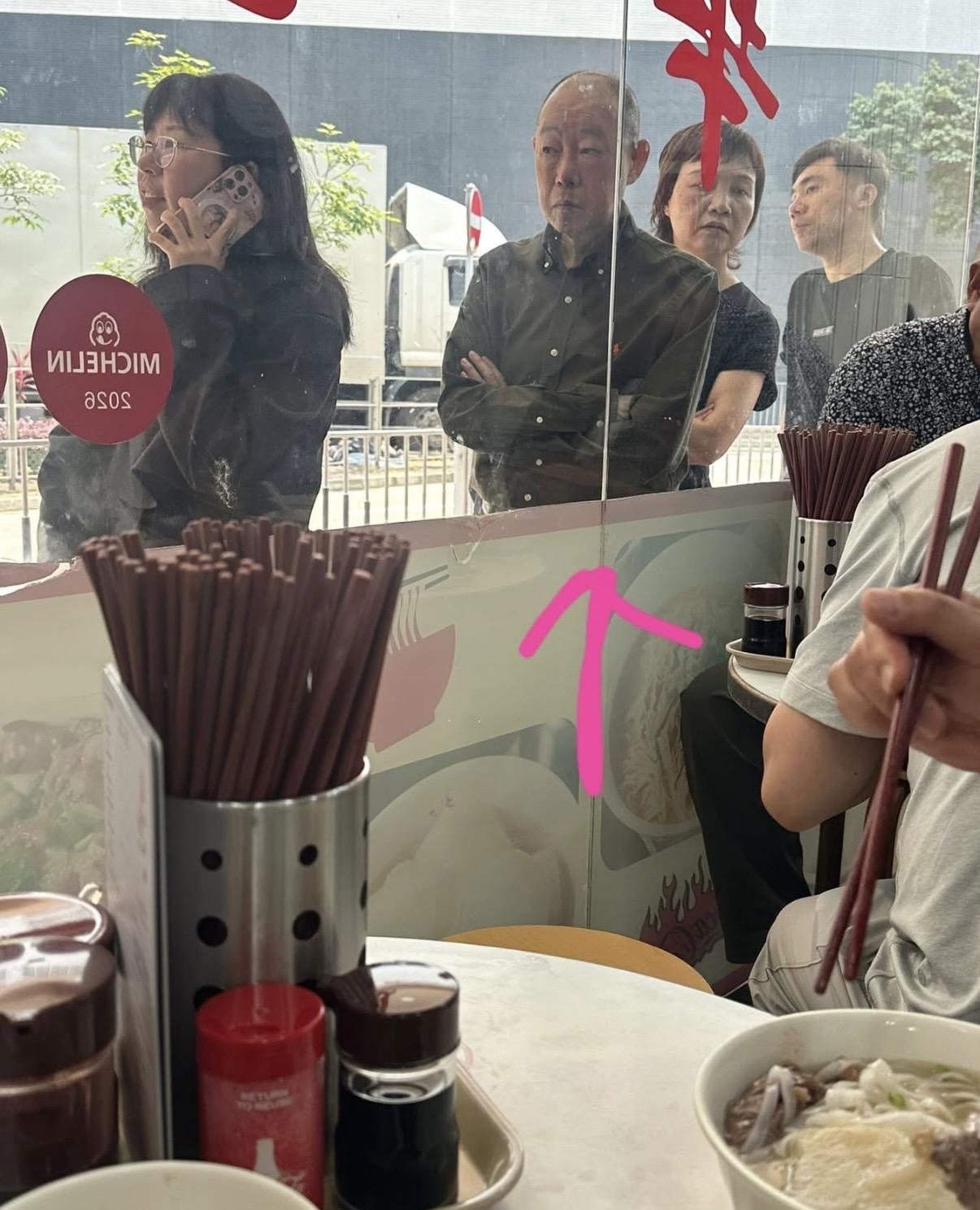 香港超级富豪刘銮雄有个一弟弟刘銮鸿，他也是香港超级富商，香港的SOGO百货就是他