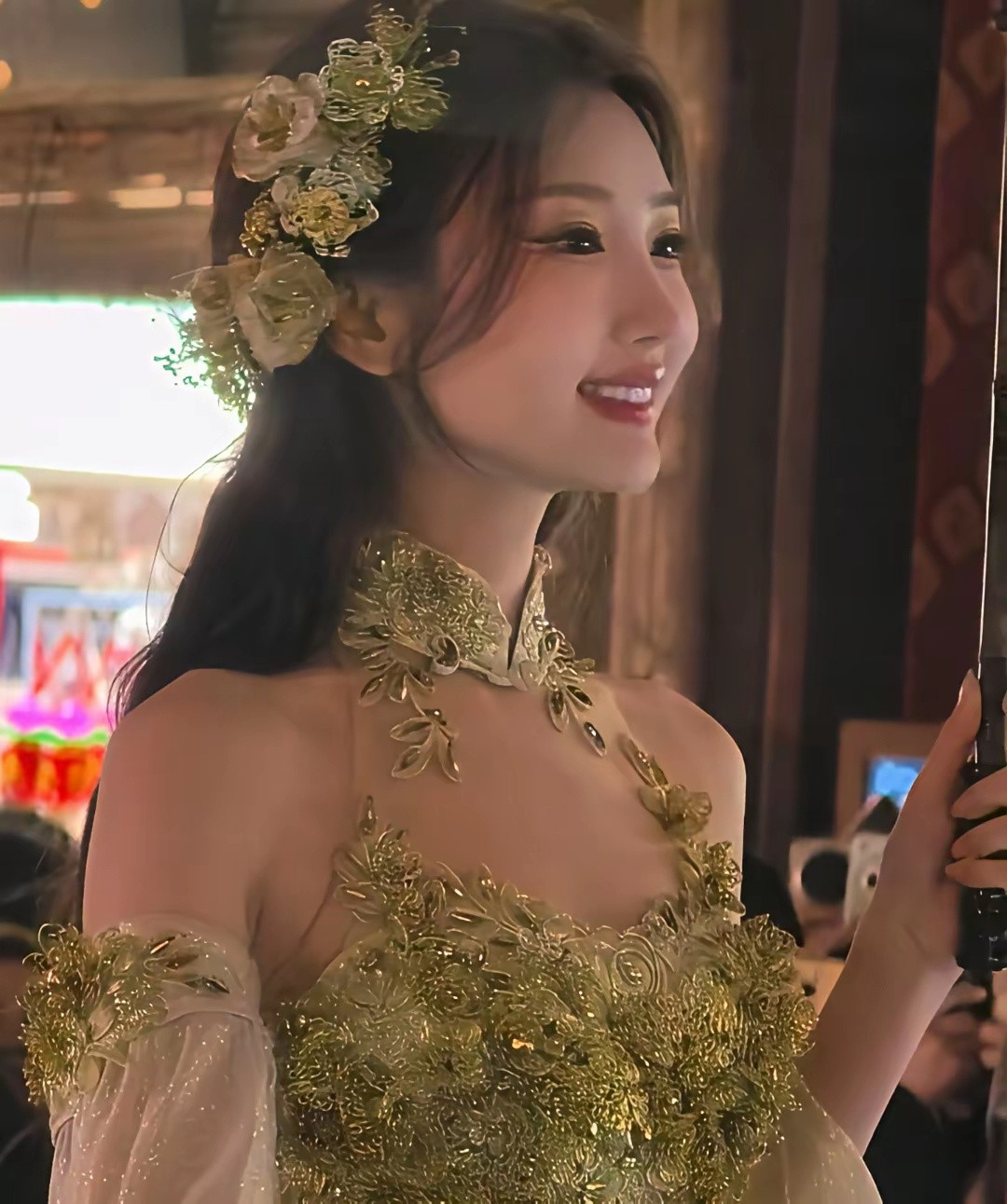 毛晓彤这一身真的把明星与网红的差距体现得淋漓尽致，路人镜头里依旧眼含星河气质绝了