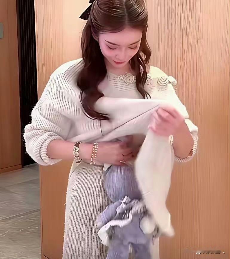 笑不活了！马筱梅怀娃竟被调侃“怀的是熊”，居然还从肚子里拿出来个玩具小熊，她孕期