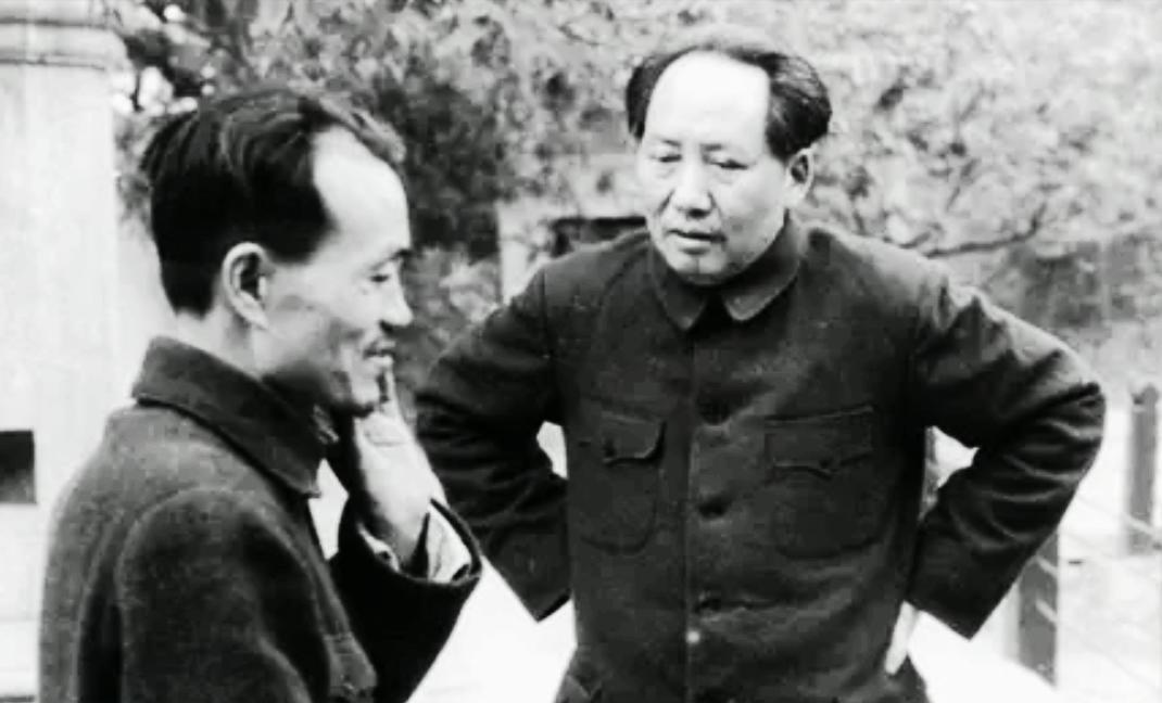 胡乔木曾回忆说：我在毛主席身边工作20多年，记得有两件事毛主席是很难下决心的，其
