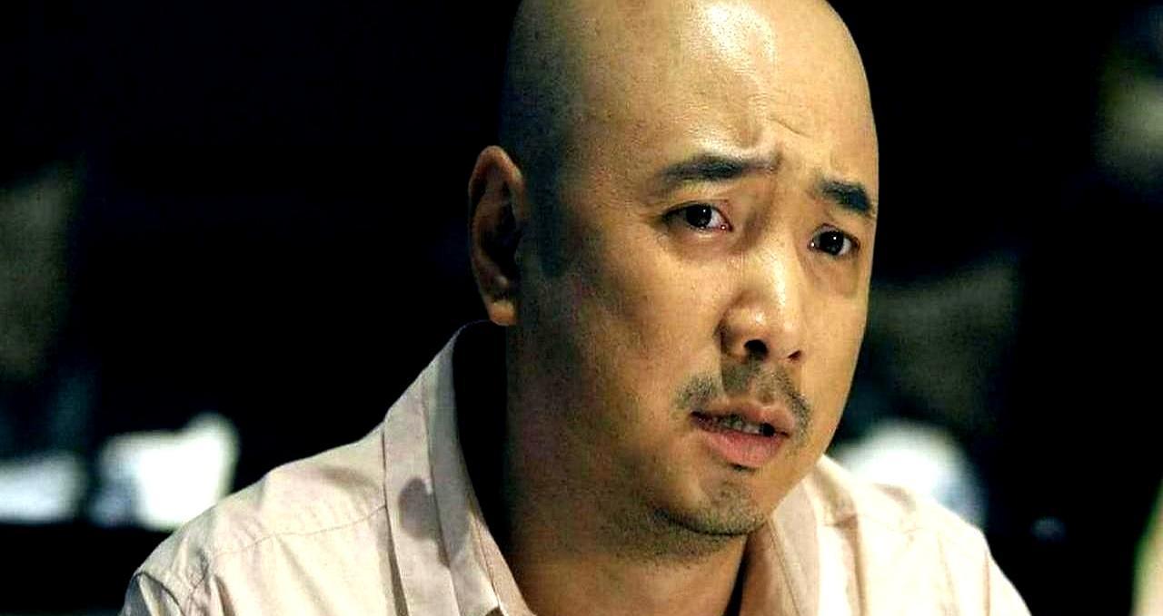 徐峥当年犯了一个价值百亿的致命错误。他亲手放走了自己喜剧帝国的“兴奋剂”——王