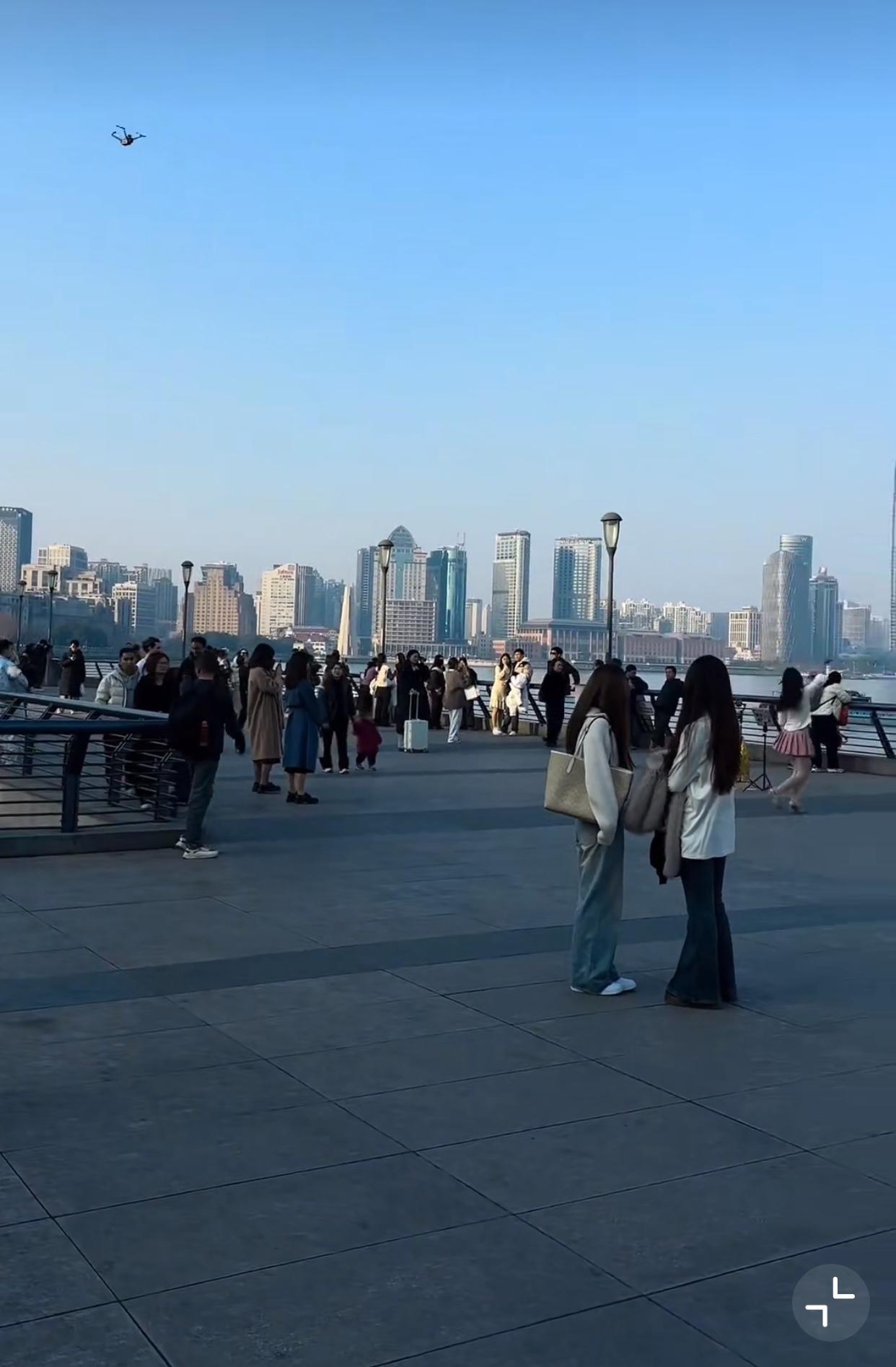 看着都尴尬…近日，一姑娘在上海外滩占道直播跳舞，警用无人机持续喊话让她停止直播