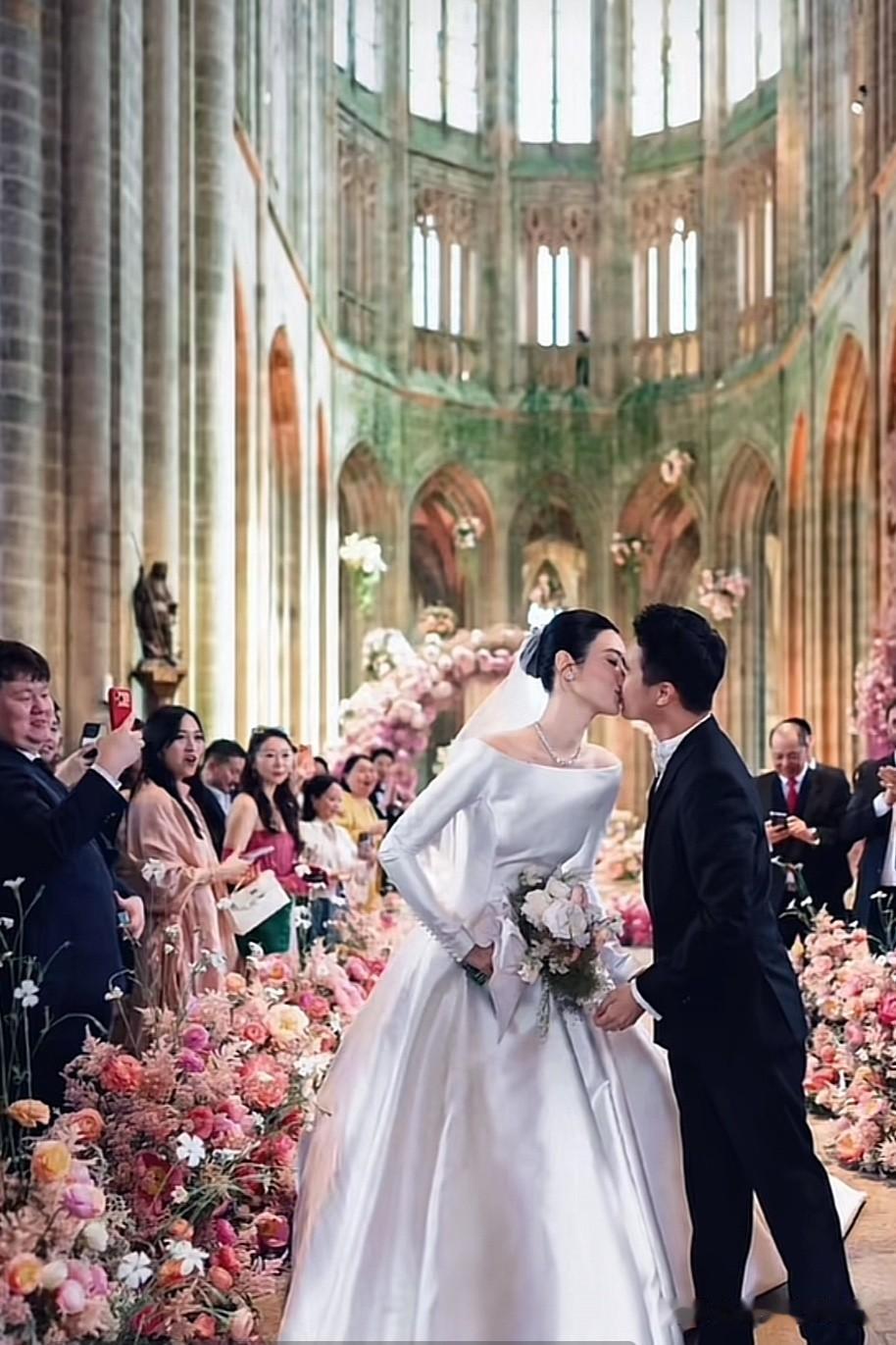 奚梦瑶的婚礼高调奢华，一身行头4500万，奚梦瑶妈妈一身白裙近5万。真的贫穷