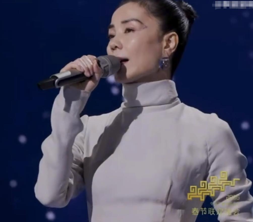 妈呀！王菲在干嘛，怎么会唱得这么难听，气都提不上来的感觉。而且不光她唱的有问题，