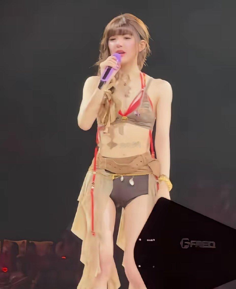 赵露思澳门演唱会，性感热辣的舞姿，和以前清纯的形象差别很大，撕去了甜妹的标签，电