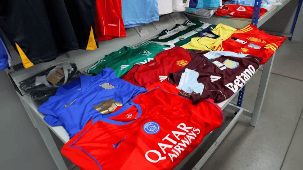 一件英超球衣的服装成本仅为8.5镑但要卖85镑;球迷怨声载道