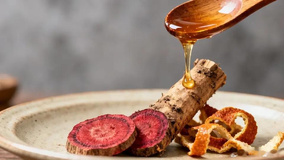 滋补养生食疗：甘草芍药蜜饮甘草芍药蜜饮［配料］芍药、甘草各10克，陈皮6克，蜂蜜