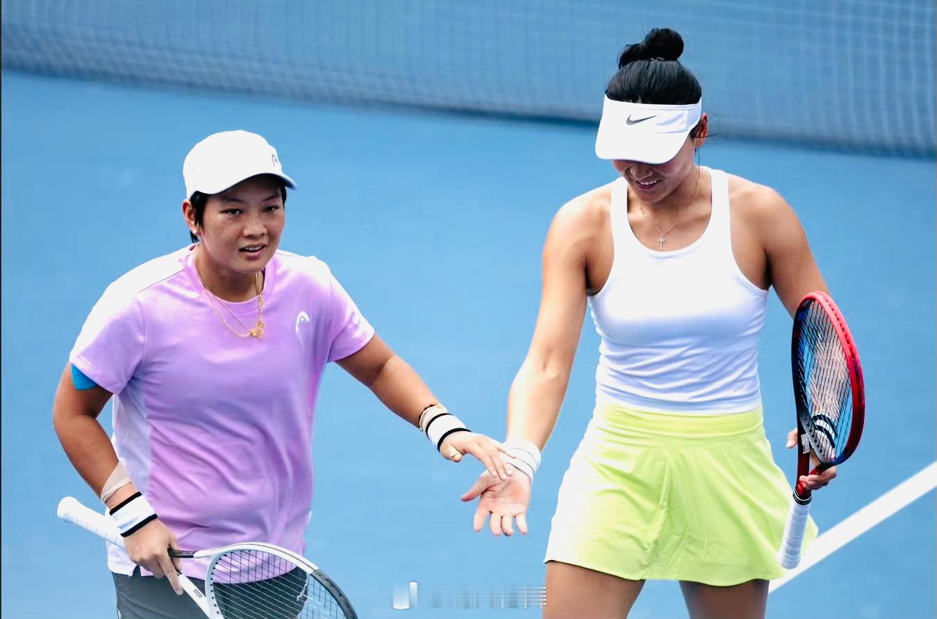 香港WTA250双打决赛蒋欣玗🇨🇳/王雅繁🇨🇳以6-4/6-2击败小堀桃