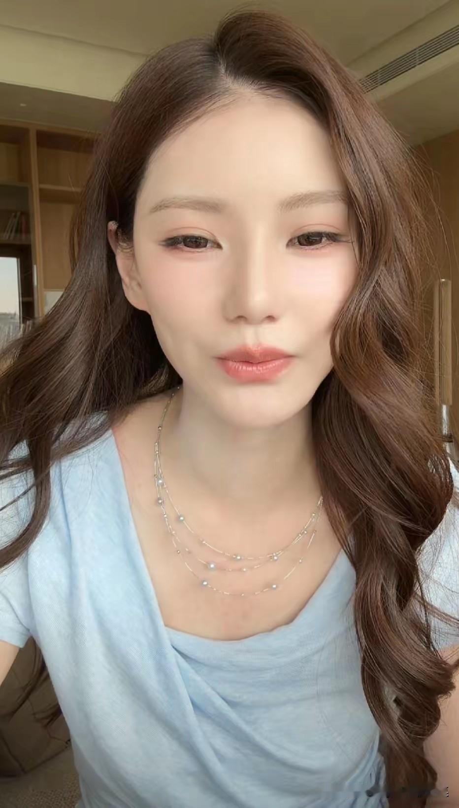 婚后幸福的马筱梅久违开播，一身浅蓝看着清爽。透露两件事，一是汪宝儿百日宴在筹备