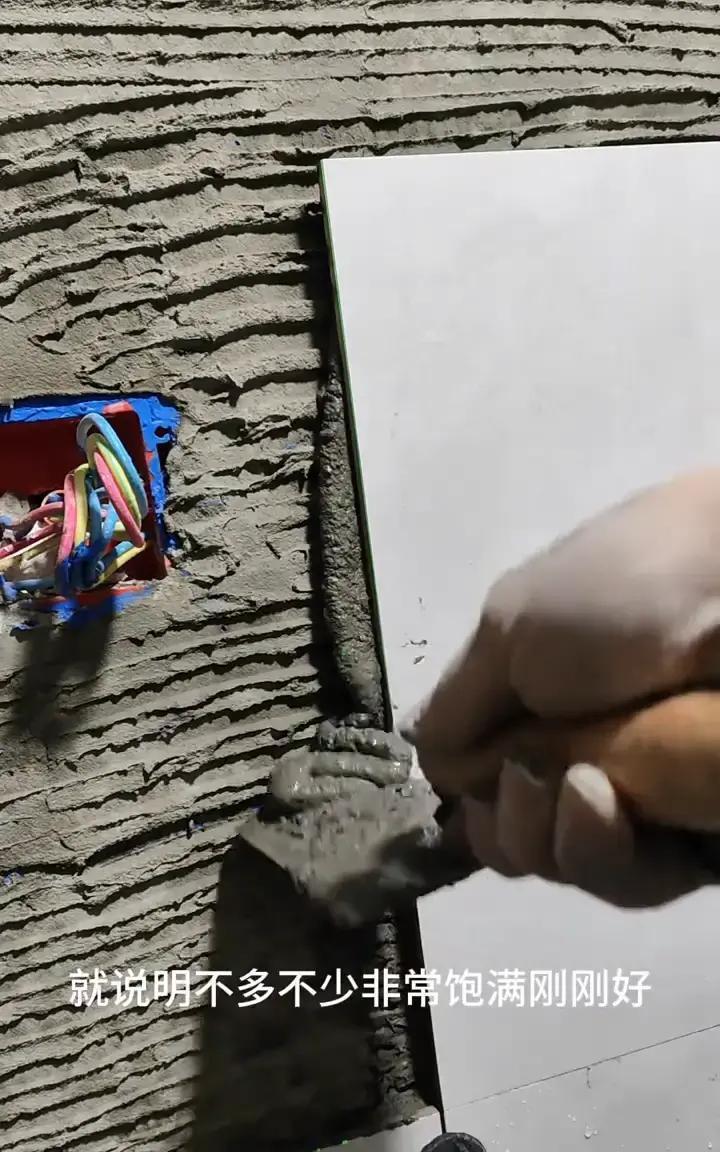 别再信“瓷砖胶”万能！你家用错的那天，就是5000元瓷砖砸地的开始。很多师