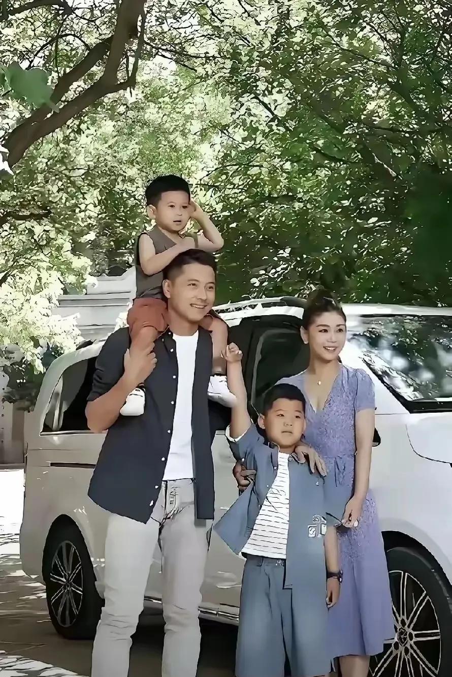 李小萌王雷一家人，好幸福啊！两口子堪称娱乐圈中的最干净的明星夫妻，而且没有明星