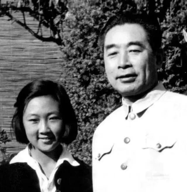 周恩来胞弟主动请求将自己的女儿送给兄长抚养，周总理经过慎重考虑最终还是婉言谢绝了