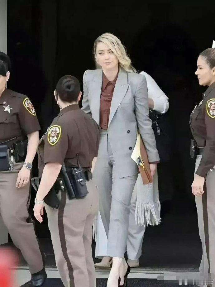 马斯克这眼光，真是让人看不懂啊！他咋就把那么火辣辣的美女给甩了呢？​​​