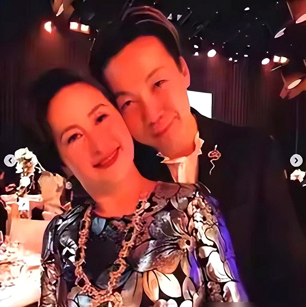 谢霆锋一拳把保姆车砸凹，经纪人霍汶希就在旁边，硬是一声没吭。容祖儿爆料，当年因为和团队意见不合，谢霆