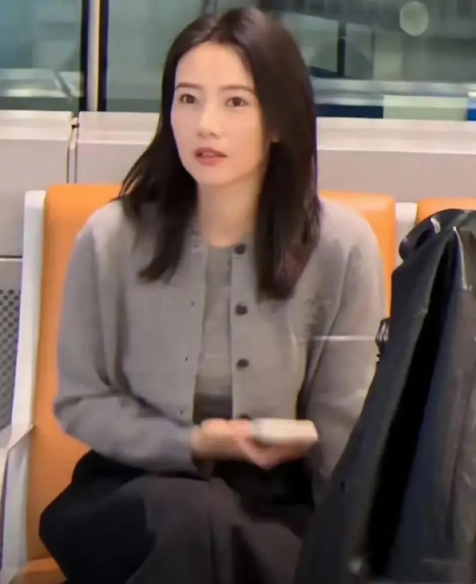 女神也躲不过！高圆圆街头狂嗦牛肉面都说女明星吃饭像拍戏，沙拉都要数着叶子吃？可