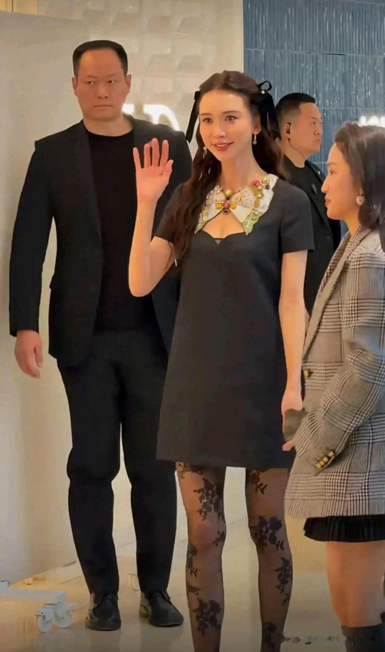 林志玲这次上海的日系造型，虽然身材状态依旧在线，但是感觉有点别扭，感觉和她本身的