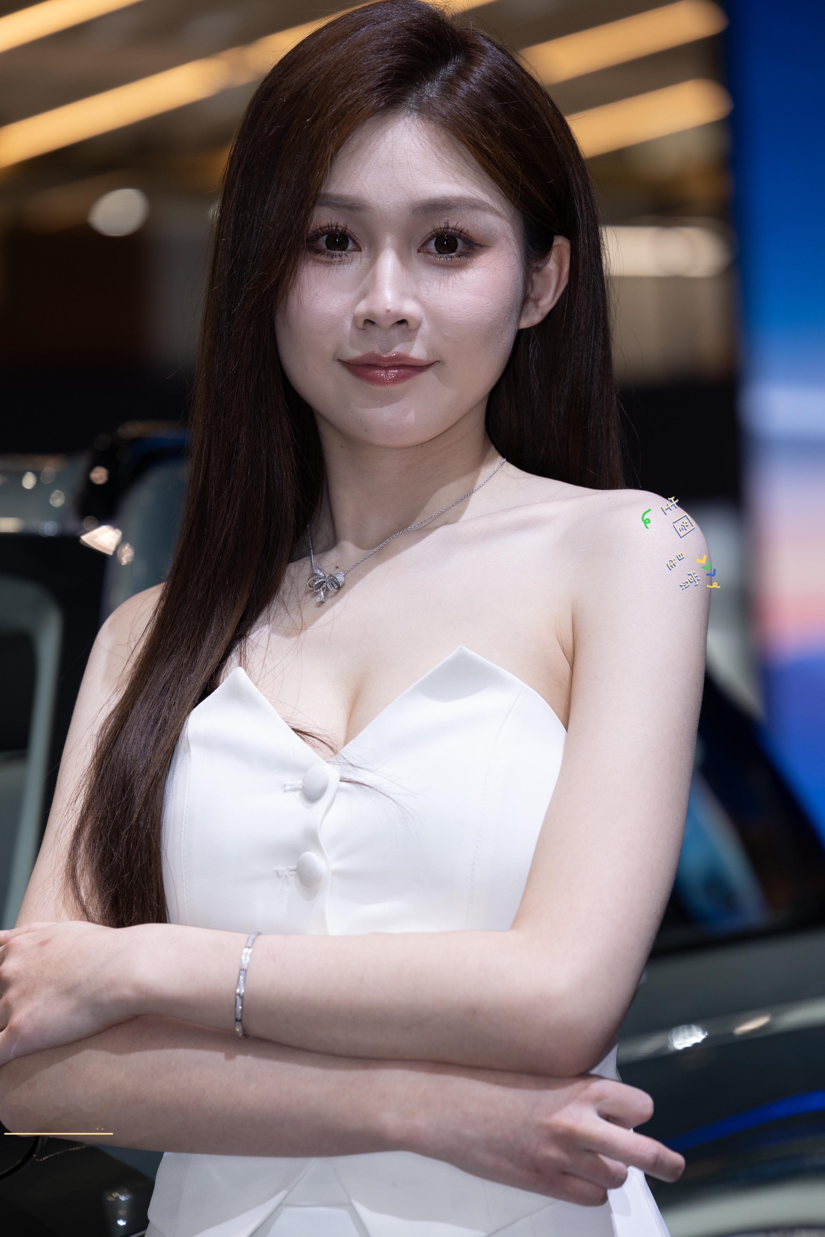 车模刘婷2025上海车展站台，肤白貌美有亿点可可爱爱🤍🙌​​​