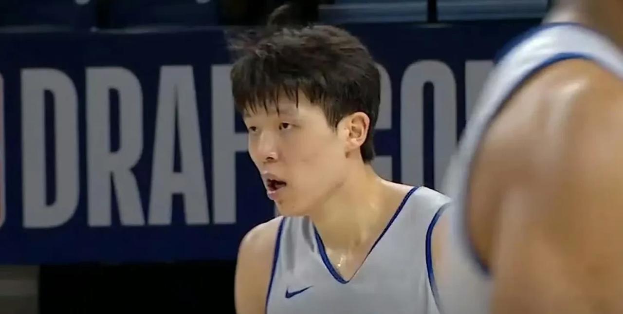 杨瀚森的试训首秀接近完美，要是霸气一点多拿篮板的话就没缺点了。杨瀚森在参加新秀