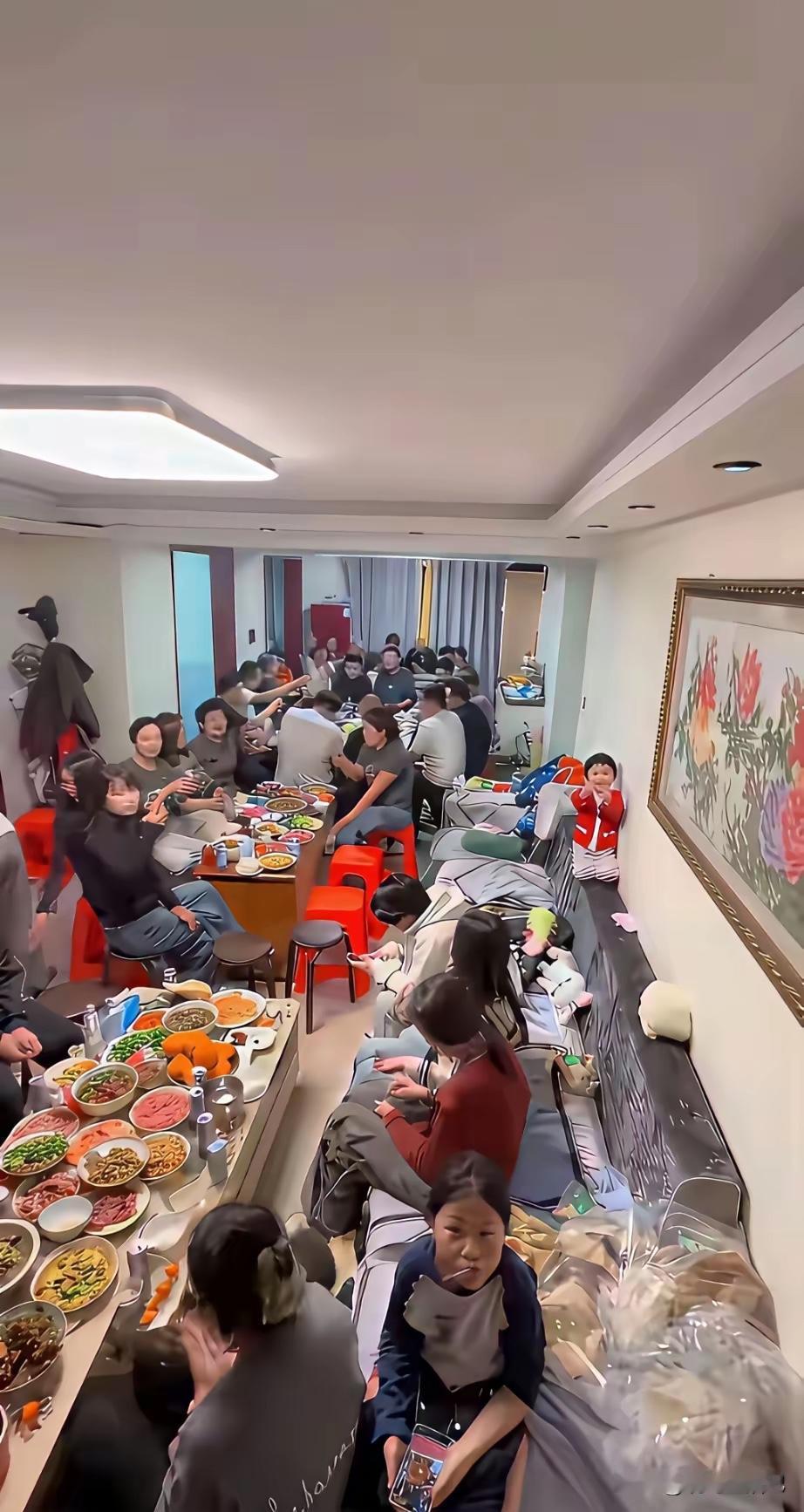 一大家子这样过年，开心的是谁？孩子们开心，天天吃吃喝喝，疯玩打闹也没人管。重