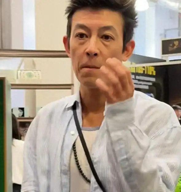 陈冠希出席活动状态欠佳，面部松弛皱纹明显，网友感叹不及谢霆锋​​​