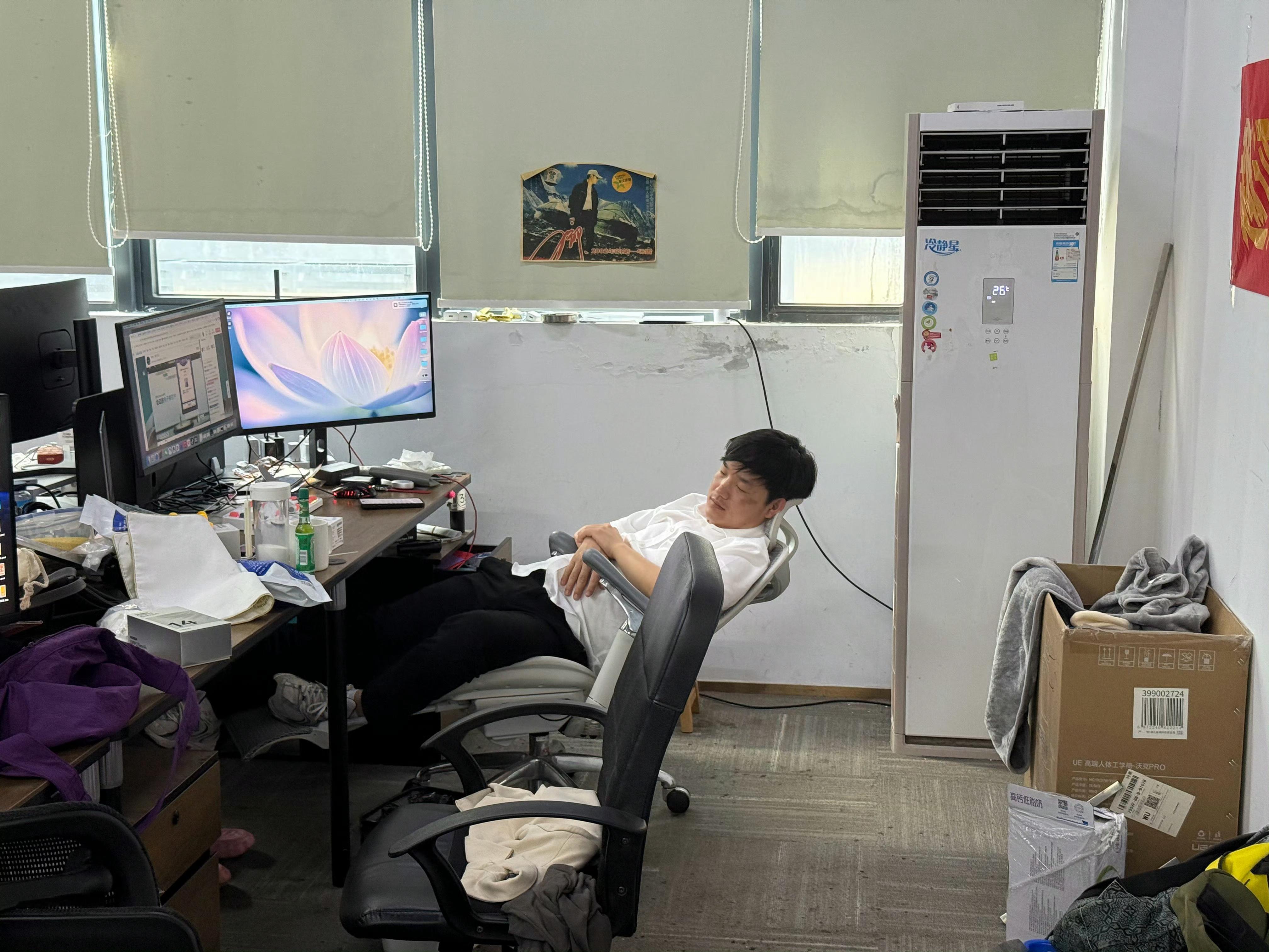 昨天睡觉被老板发现，粉丝却问椅子是哪款，西昊C300​​​