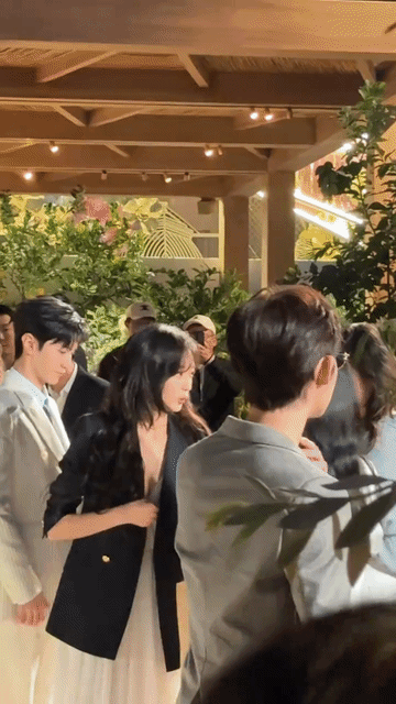 孙千脱下外套时，陈哲远看她的这个眼神太妙了！真看不懂什么意思啊～拍合照时，孙千脱