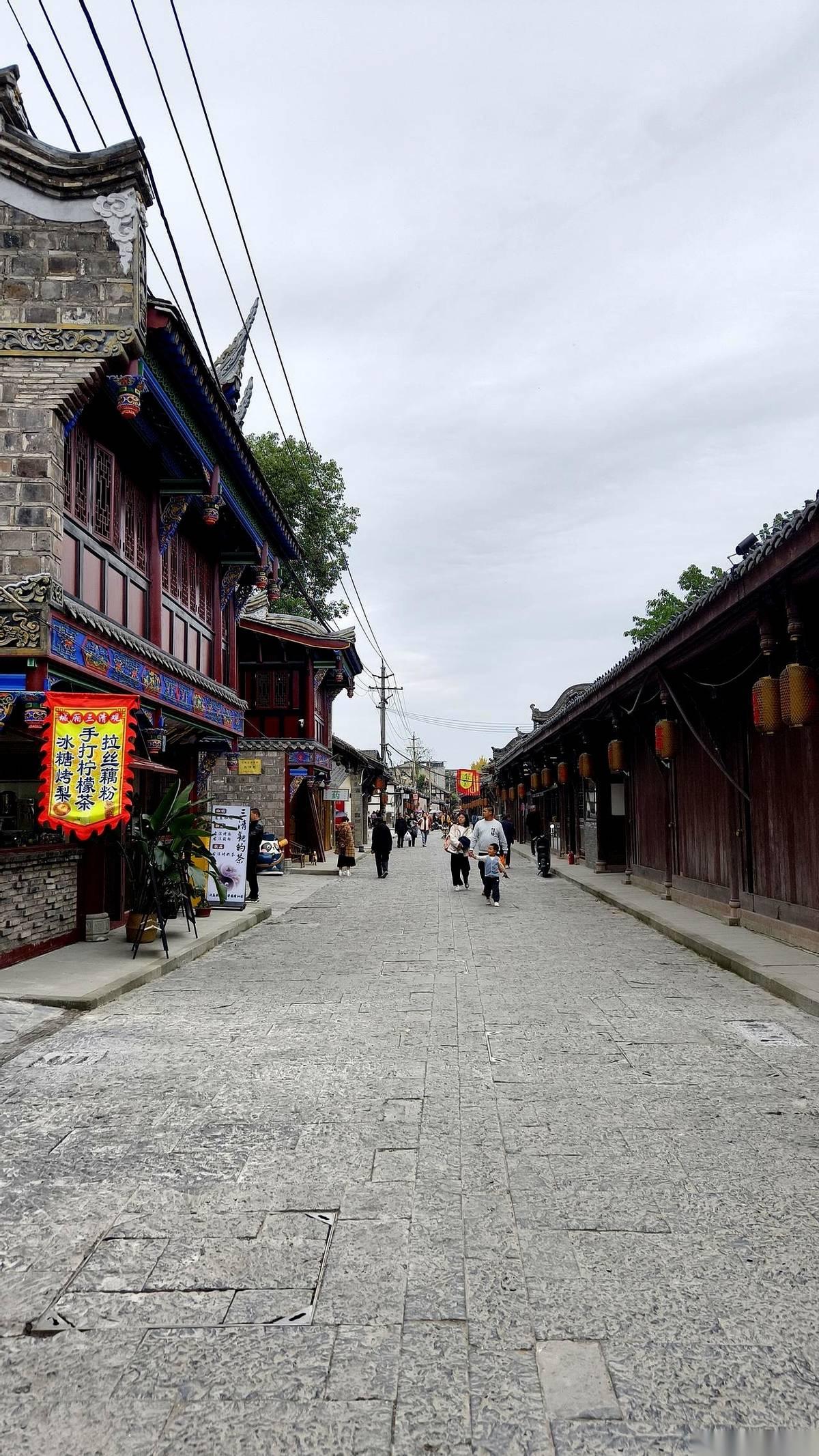 我得收回我之前的话。青白江那个城厢古城，西街。之前一直围着修，心里还嘀咕，完了