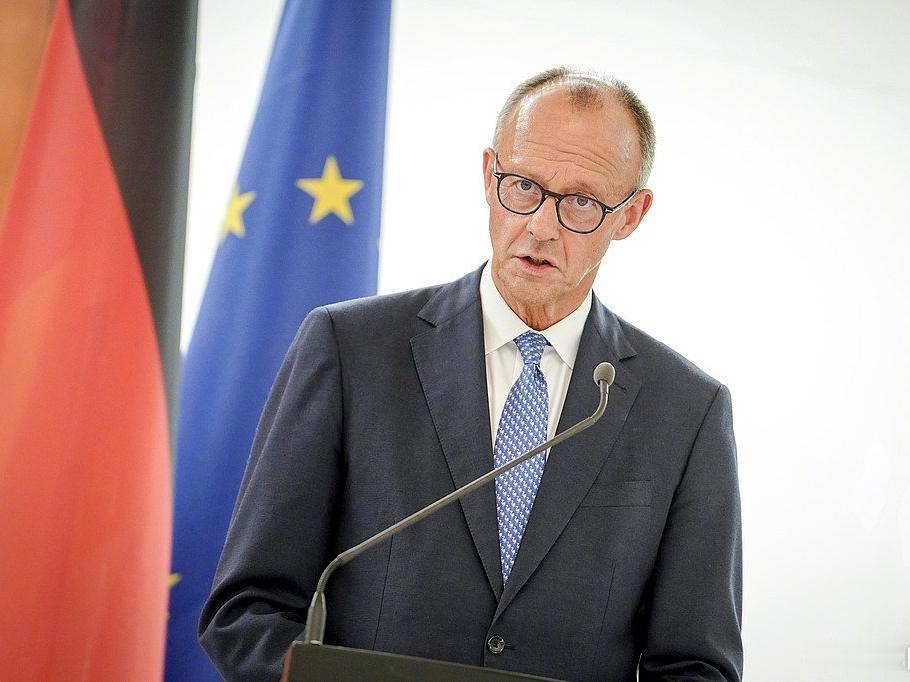 德国正进行一场历史刮骨疗毒。默茨总理亲手递上康复证明：柏林立碑，文物归家。同