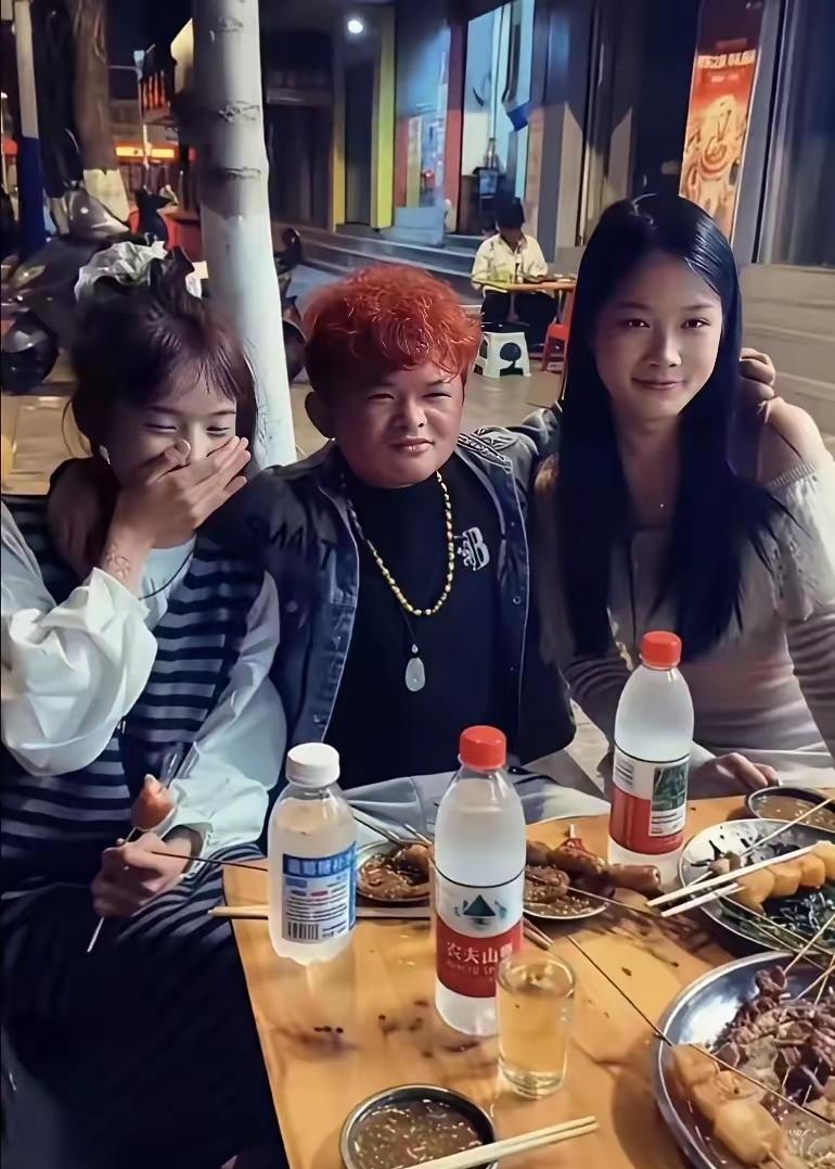 “小马云”长大了，左拥右抱两个女孩好不风光。爆红全网的“小马云”范小勤，如