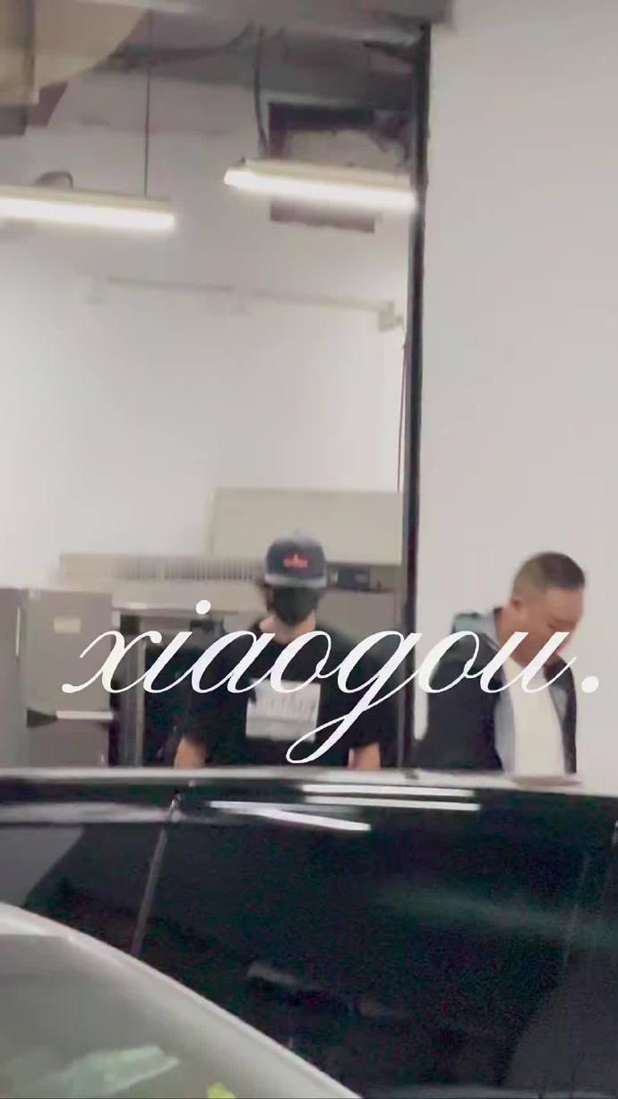 王一博上海罗意威活动上班王一博卷毛休闲装上班look王一博上海罗意威活动上