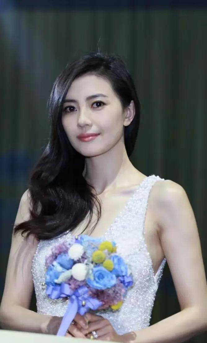 高圆圆确实很美！一双迷人的眼睛，真的很漂亮！大气端庄，美丽动人！乌黑靓丽的头发