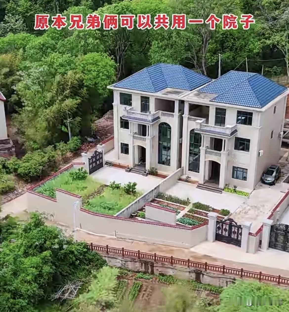 原本兄弟俩可以共用一个院子，可弟媳非要用墙隔开，还把大门开在侧边。说为了兄