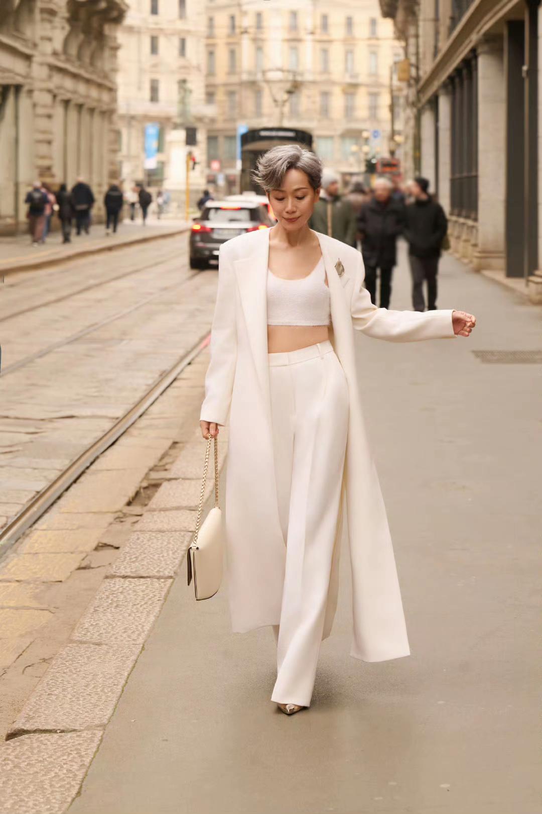 63岁叶童穿着白色的衣服走在米兰街头已然成了一道美丽的别样风景线一眼看去