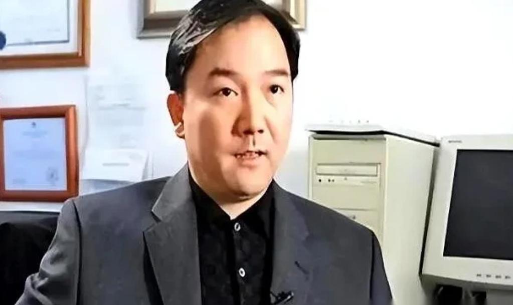 两亿多美金，现金，一捆捆码在豪宅里，最后得用大卡车才能拉走。后院，还养着一只活的