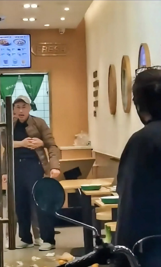 鞍山，一位大爷到门店吃饺子，认为少给了一个饺子，找老板理论，老板解释没有少给，实