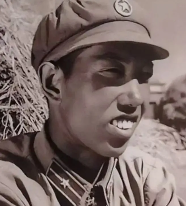 1963年，国庆阅兵仪式上，毛主席看见一位年轻的少尉正在观礼，突然询问他的名字，