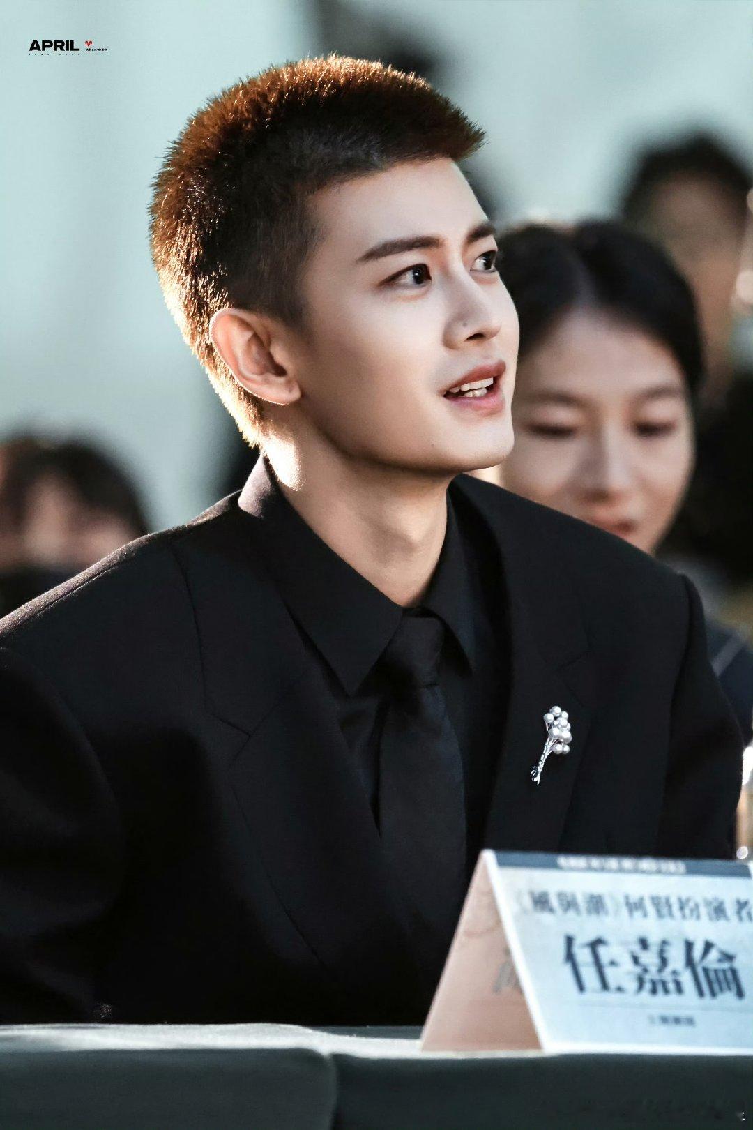 任嘉伦风与潮澳门观影交流会从角色发源地再出发！任嘉伦的澳门之行，不仅是为作品画下