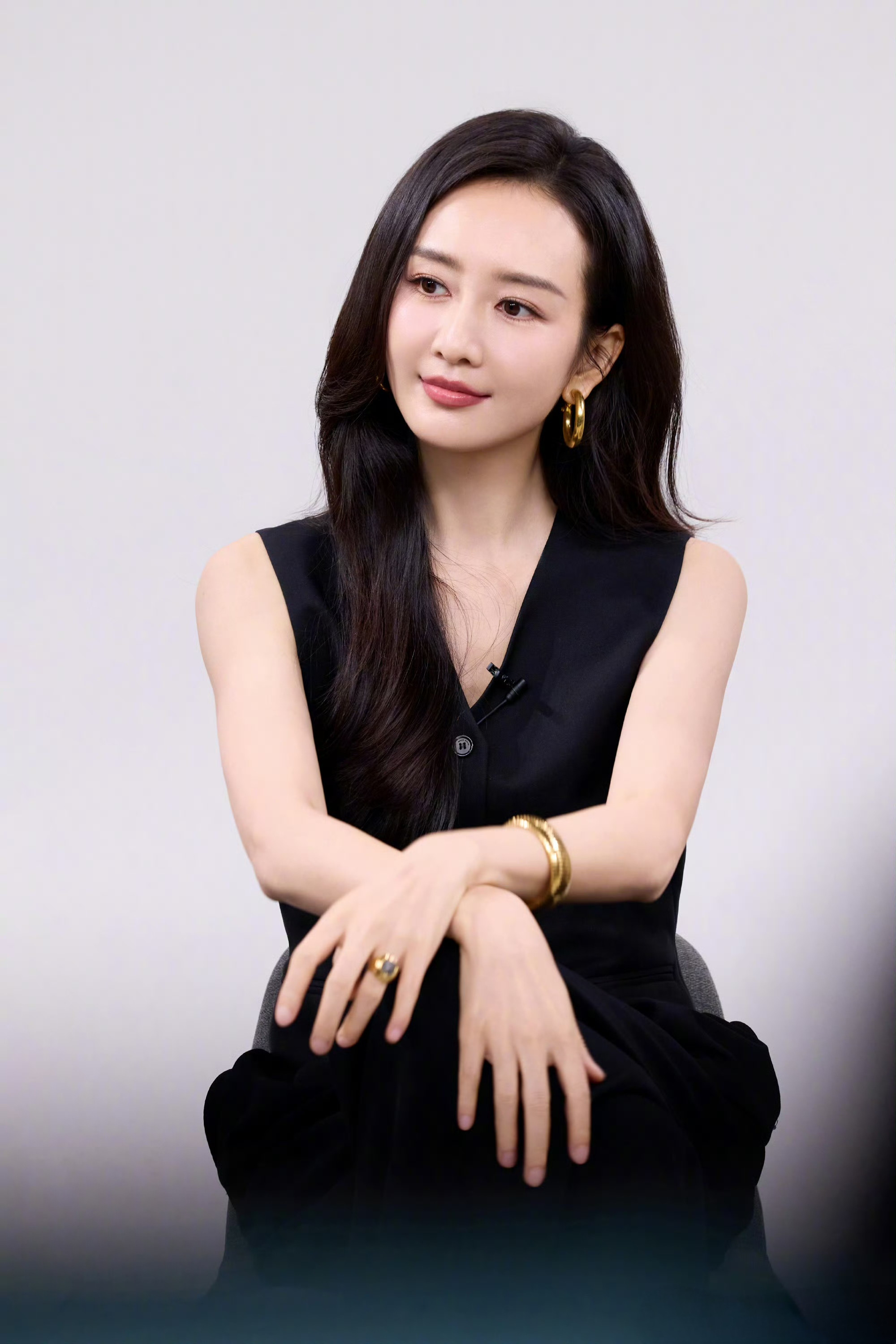 王鸥:简雅风采王鸥亮相剧集相关活动，一身黑色无袖套装简约利落，搭配金色耳饰点缀，大气又精致。乌黑长发