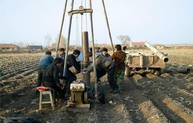 1993年7月，国家地质部一钻井队在河北省完县打井，当钻头打到117米深时，钻井