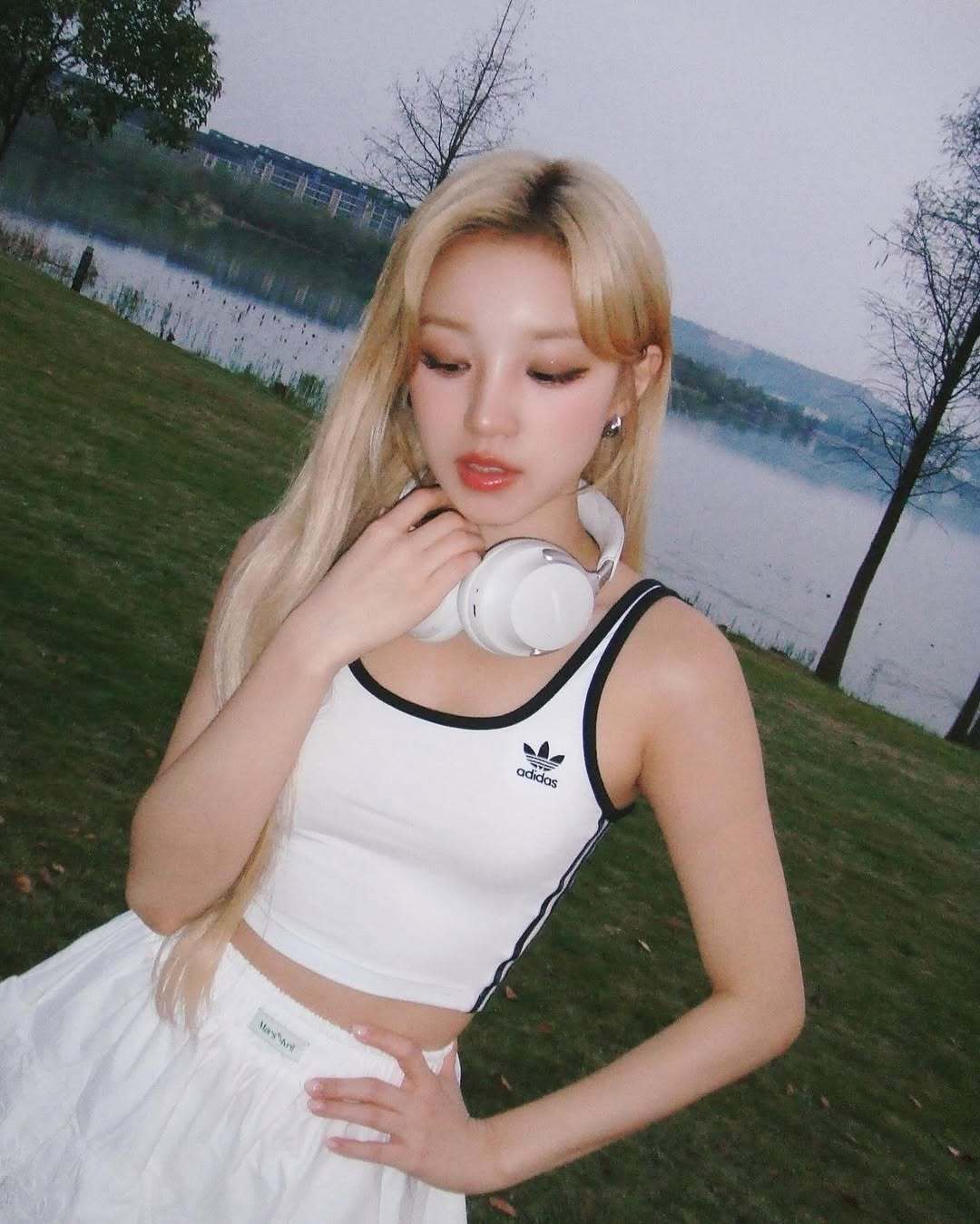 宋雨琦被AI认证的美貌，白色穿搭是甜美少女的模样。宋雨琦