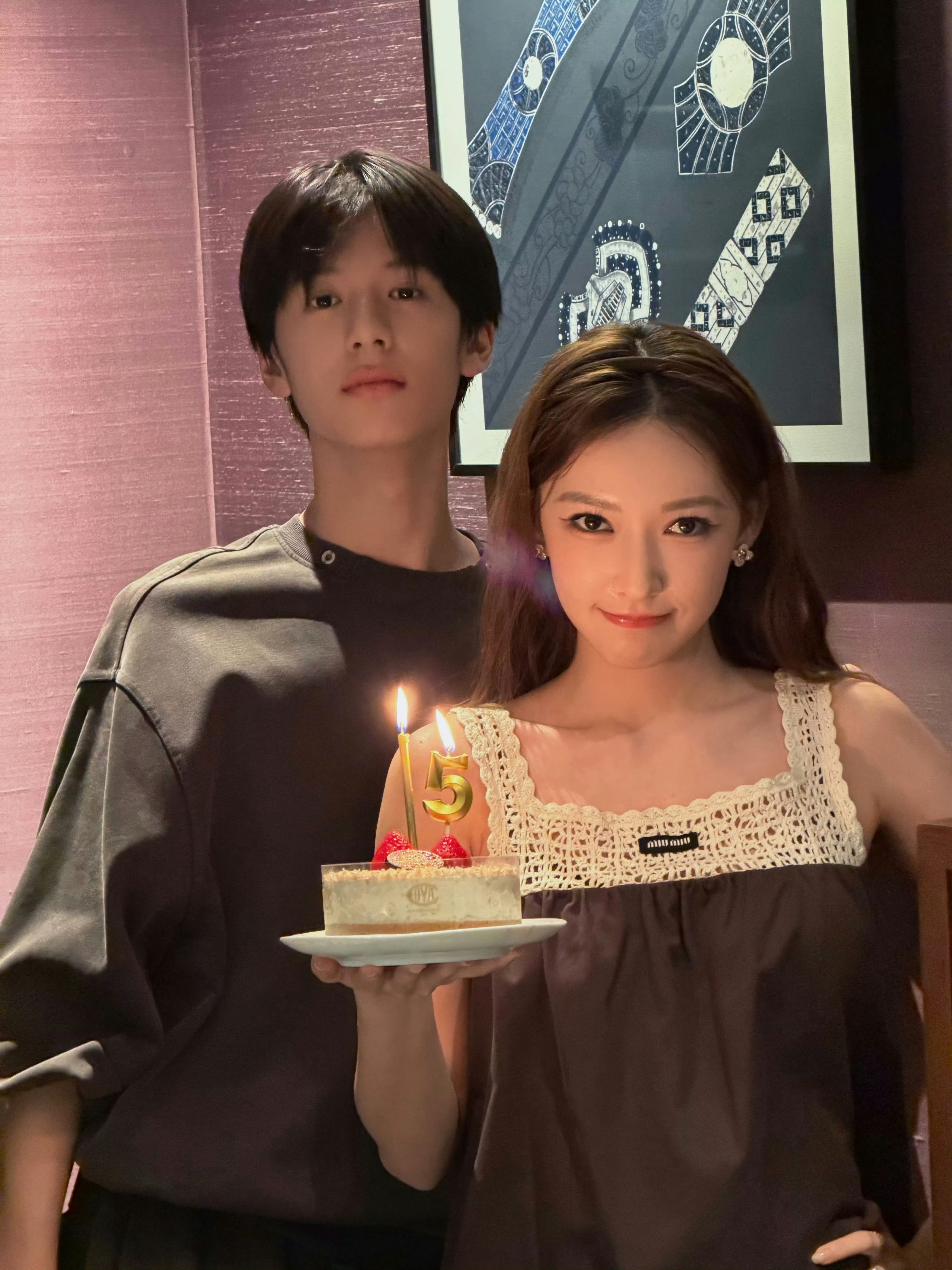 程潇今年第一个生日蛋糕剧组杀青的小惊喜，收到今年第一份生日蛋糕，笑容甜得耀眼，剧