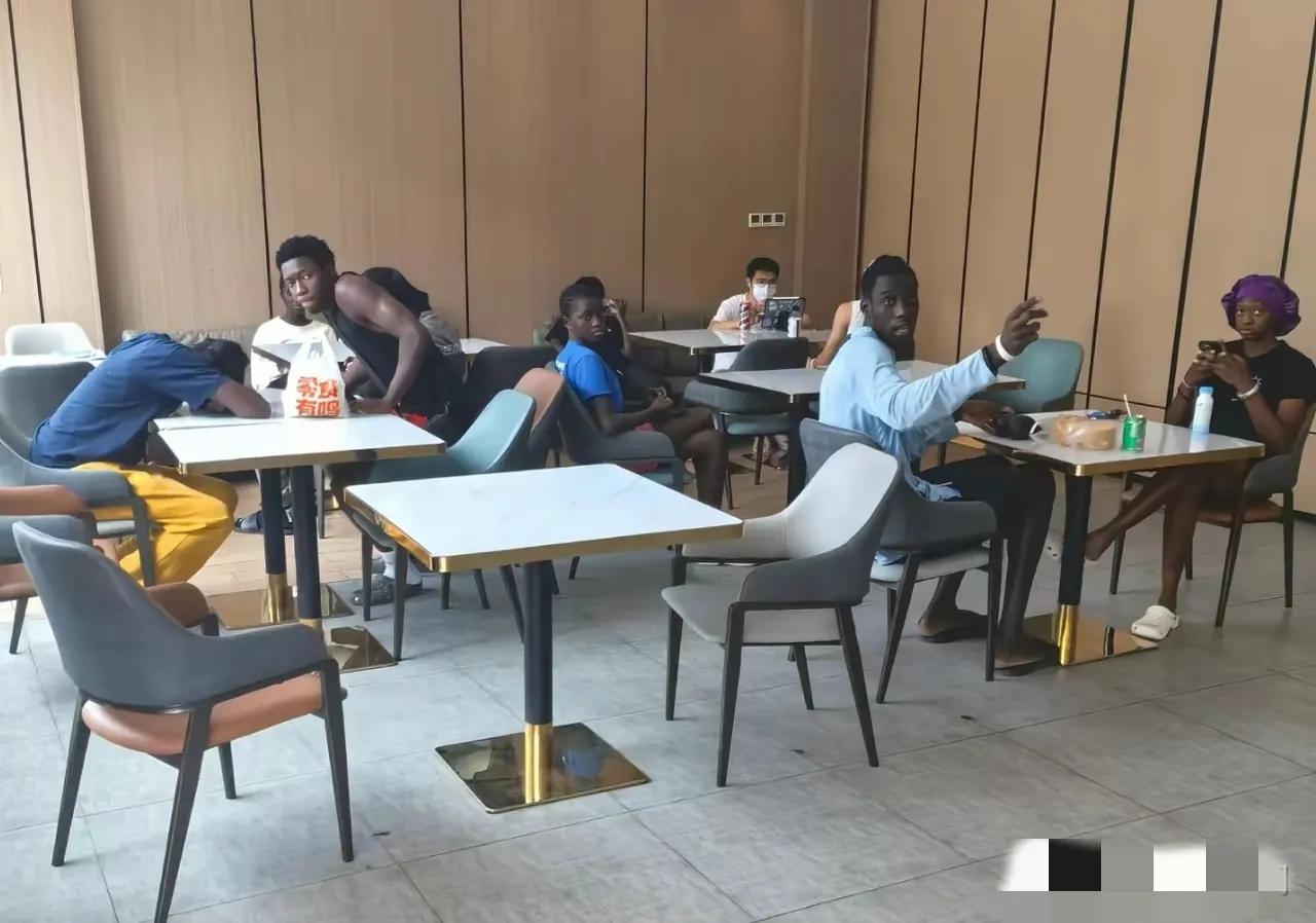 咖啡店里的“国内惊吓”今儿去咖啡店买咖啡，直接被眼前的景象惊掉下巴！