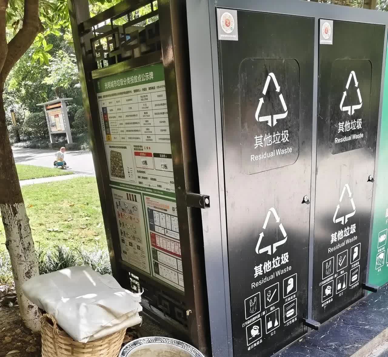 四川，一名女子下班回家，在经过楼下的垃圾桶旁边时，发现垃圾桶旁有一个白色的大花盆