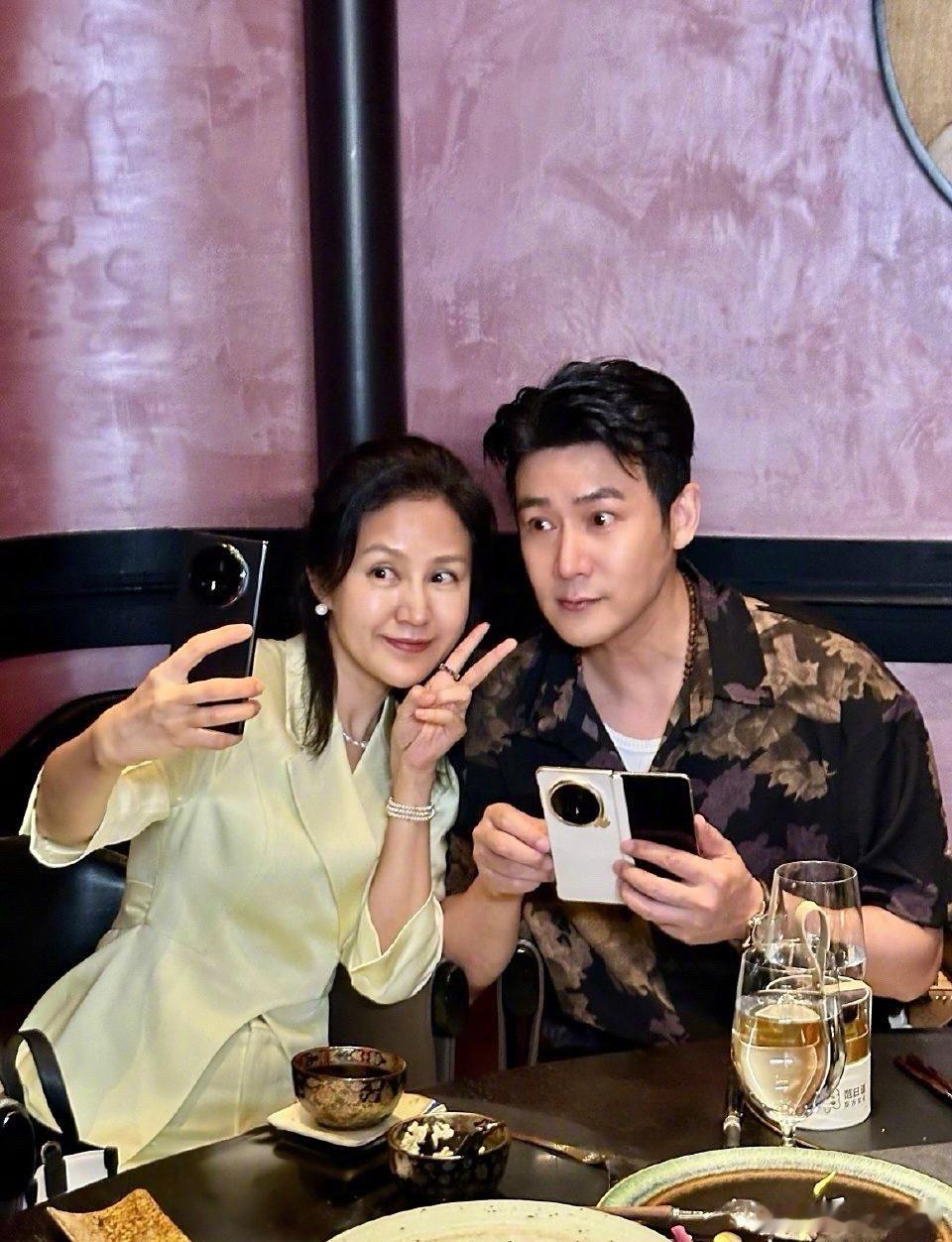陆毅鲍蕾这对夫妻绝了，用同款手机还共用一张脸，夫妻相越来越明显了。​​​