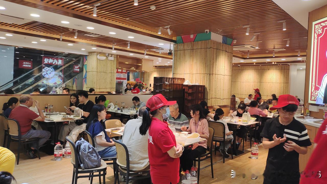 今天经过莫氏鸡煲大良分店，分店位于新世界中心一层靠南出口，面积并不算大，我经过时