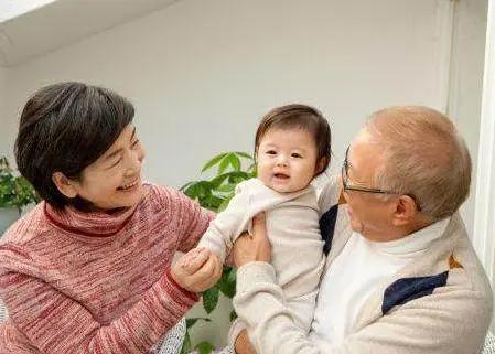 外婆带娃没有奶奶带娃累。外婆是娃的妈妈的母亲，有血缘关系，心连着心，筋连着筋的