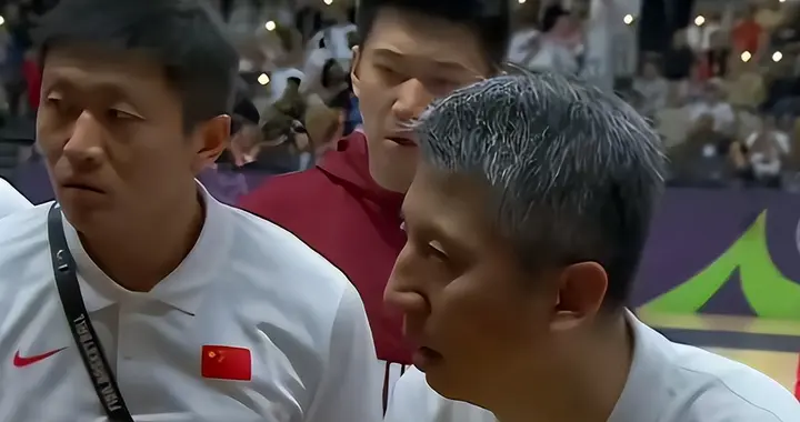 首秀! 带领8名CBA弃将, 险些掀翻三冠王, 球迷: 取代郭士强当国帅